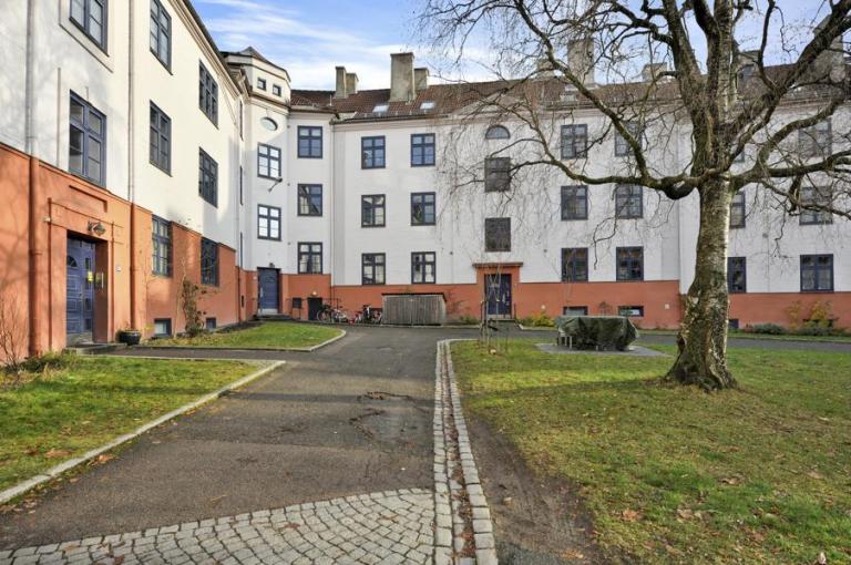 Alle beboere kan benytte seg av den trivelige bakgården.